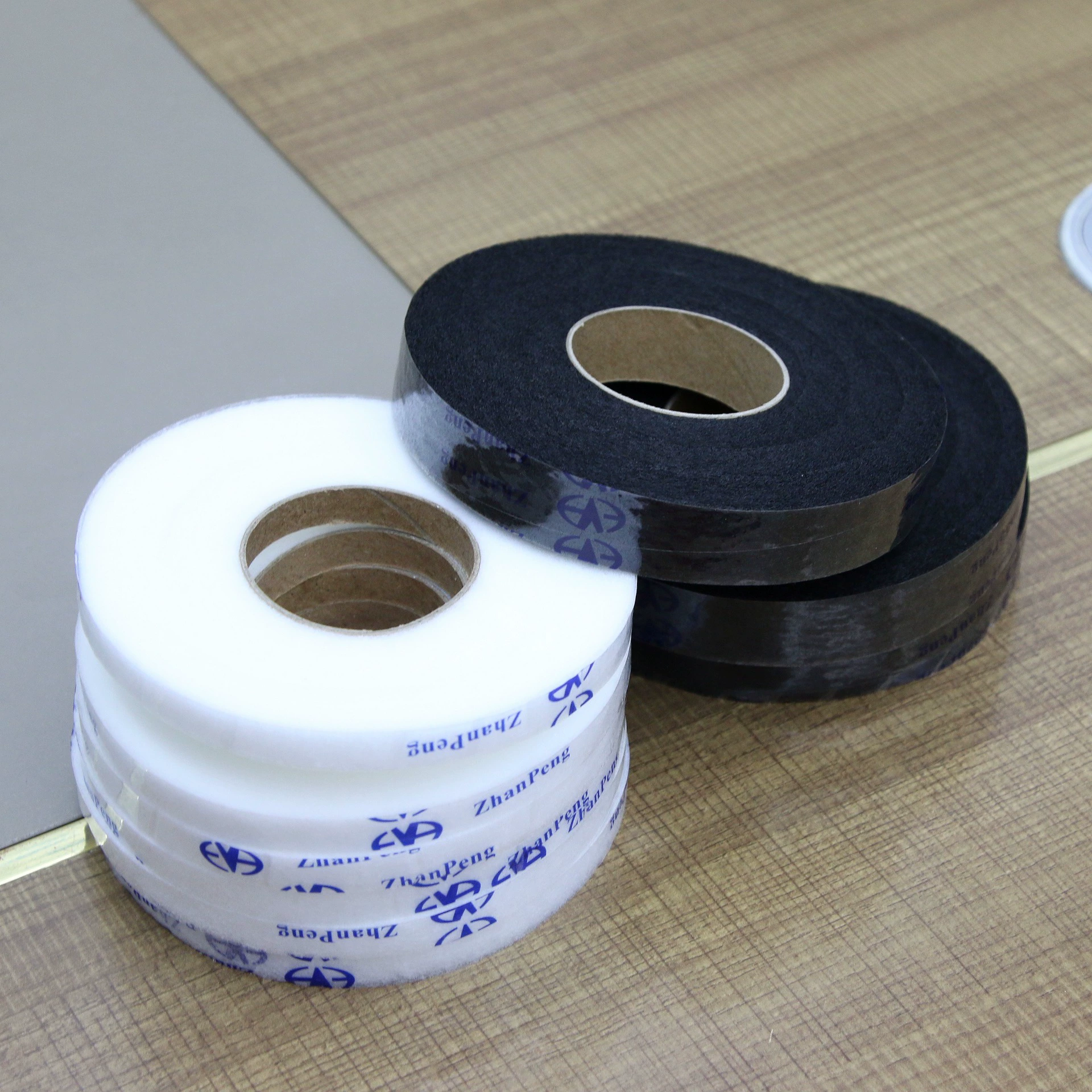 Поставка белой двухсторонней Слипчивая подкладка Non-сплетенная тонкая Слипчивая подкладка горячего расплава клейкая подкладка горячего расплава