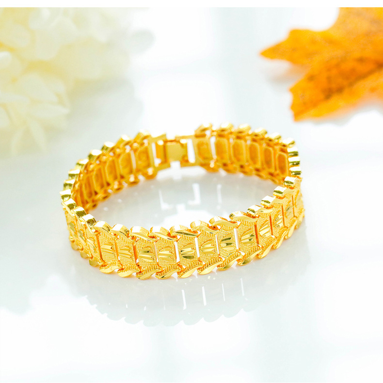 Simple Wrist Copper Gold-plated Bracelet display picture 3