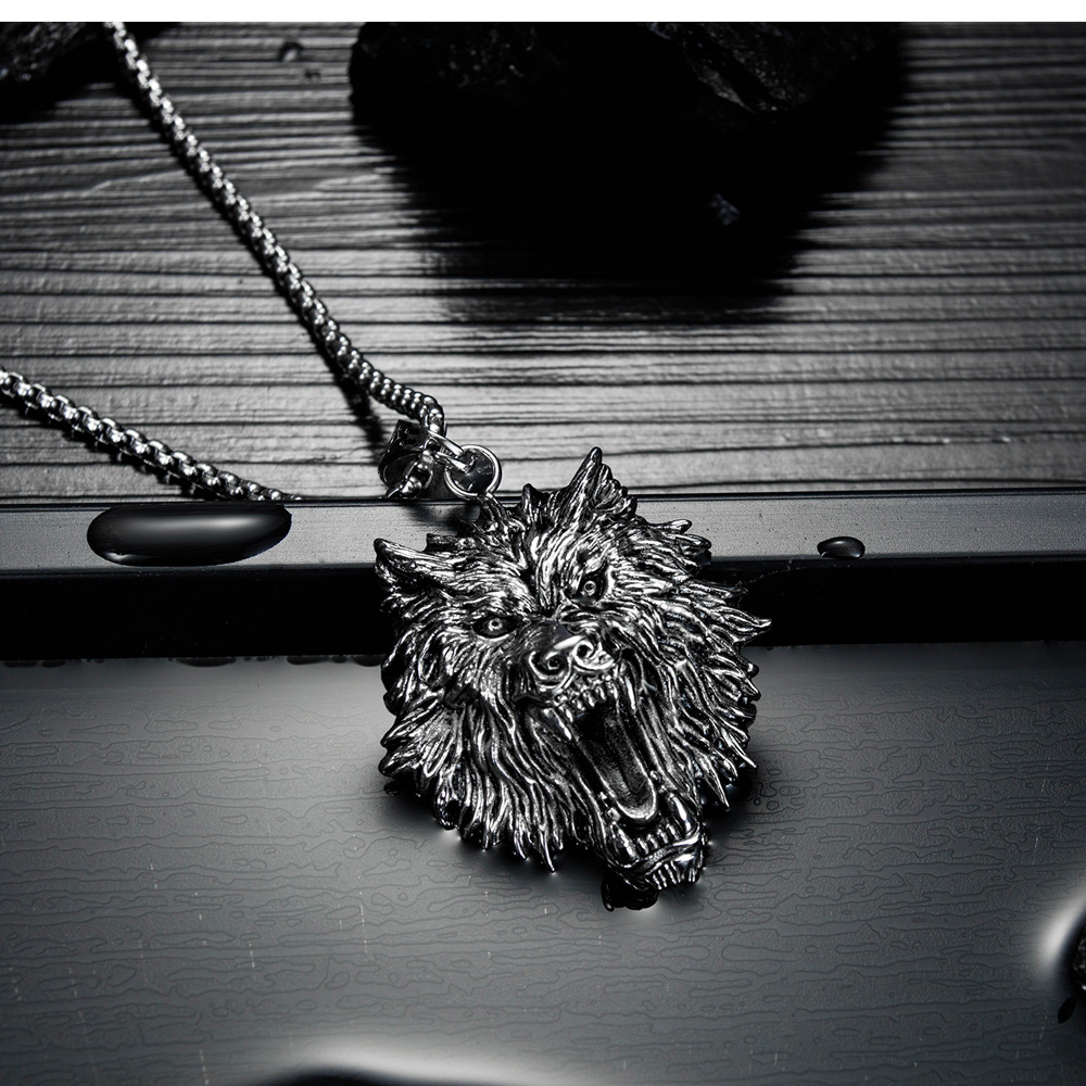 Bijoux Rétro Personnalité Punk Rock Pendentif En Acier Inoxydable Titane Acier Tête De Loup Collier Pour Hommes display picture 4