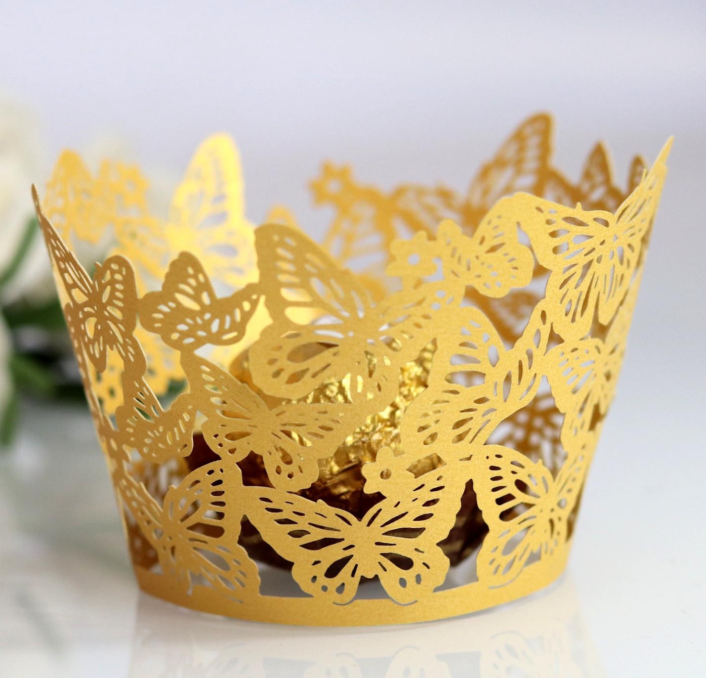 Amazon láser hueco mariposa taza de papel reflectante de oro pastel borde taza pastel hornear encaje en stock