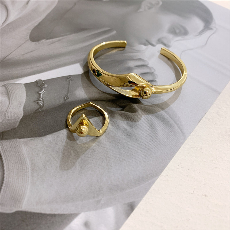 Européen Et Américain Designer Modèle Français Élégant En Métal Perles Série Ligne De Beauté En Forme De V Anneau Asymétrique Bracelet display picture 4