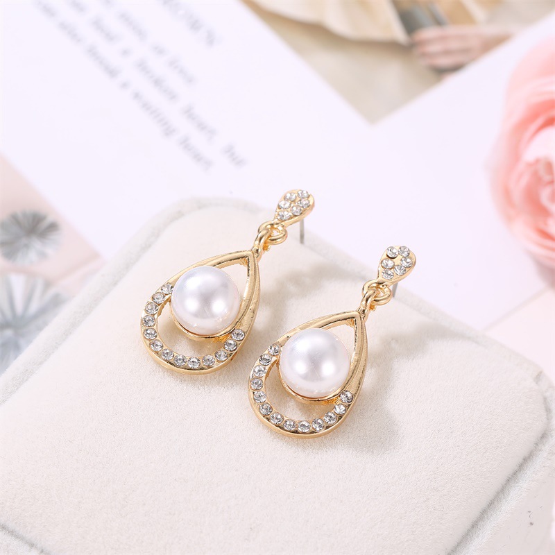 Pearl Jewelry Set Temperament Droplet Necklace Earrings Two Pieces Personality Elegant Bridal Earrings display picture 6