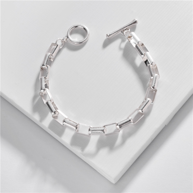 Qingdao Daiwei Europäischer Und Amerikanischer Schmuck Großhandel Kupfer Kette Armband Quadratische Schnalle Einfache Damen 2020 Frühling Und Sommer Neu display picture 2