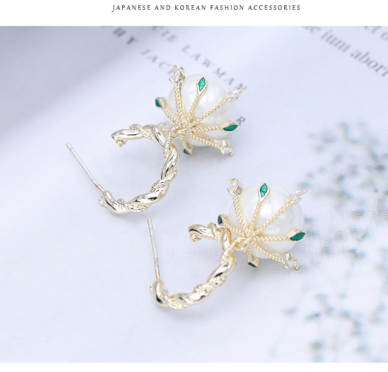 2021 Nouveau Émeraude Vintage Cour Perle Boucles D'oreilles Pour Les Femmes Boucles D'oreilles À La Mode Japonais Et Coréen Argent Broches Gouttes Pour Les Oreilles Usine En Gros display picture 2