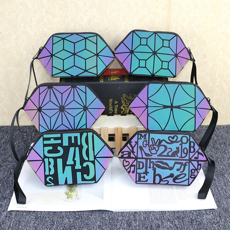 Fashionable folding small cosmetic bag with diamond pattern