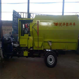 养牛三轮底盘喂料车 低料槽羊场撒料车 先后投料喂料车图片