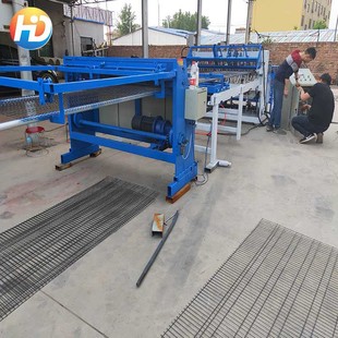 Hebei Anping factory sells 1.6m chicken cage with double Hopper welding net machine welding net machine welding net machine