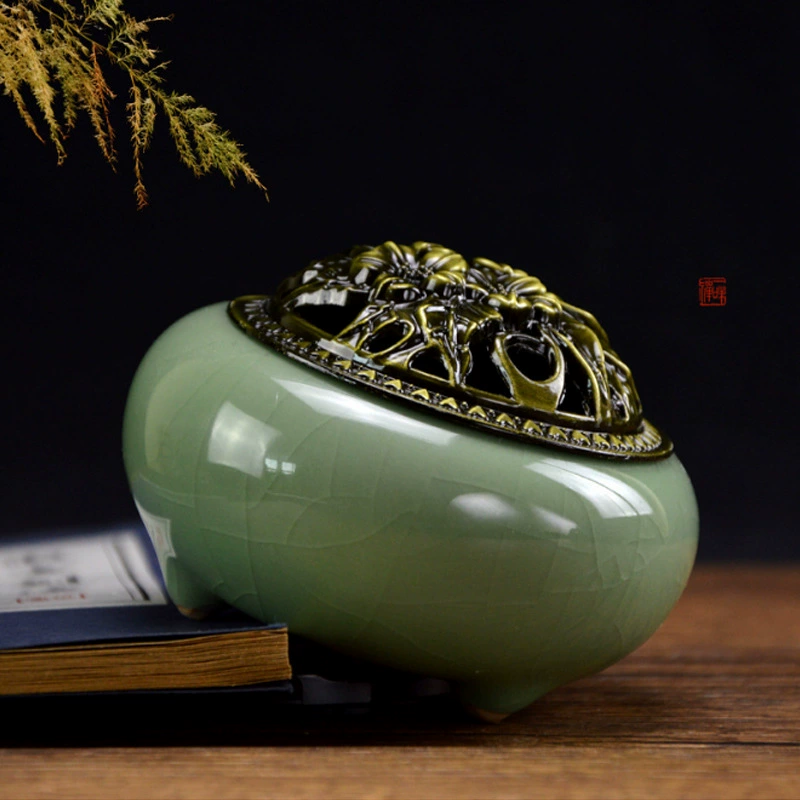 Wholesale ceramic celadon fragrance furnace Pan incense furnace ice cracks and crude pottery furnaces are antique incense incense.