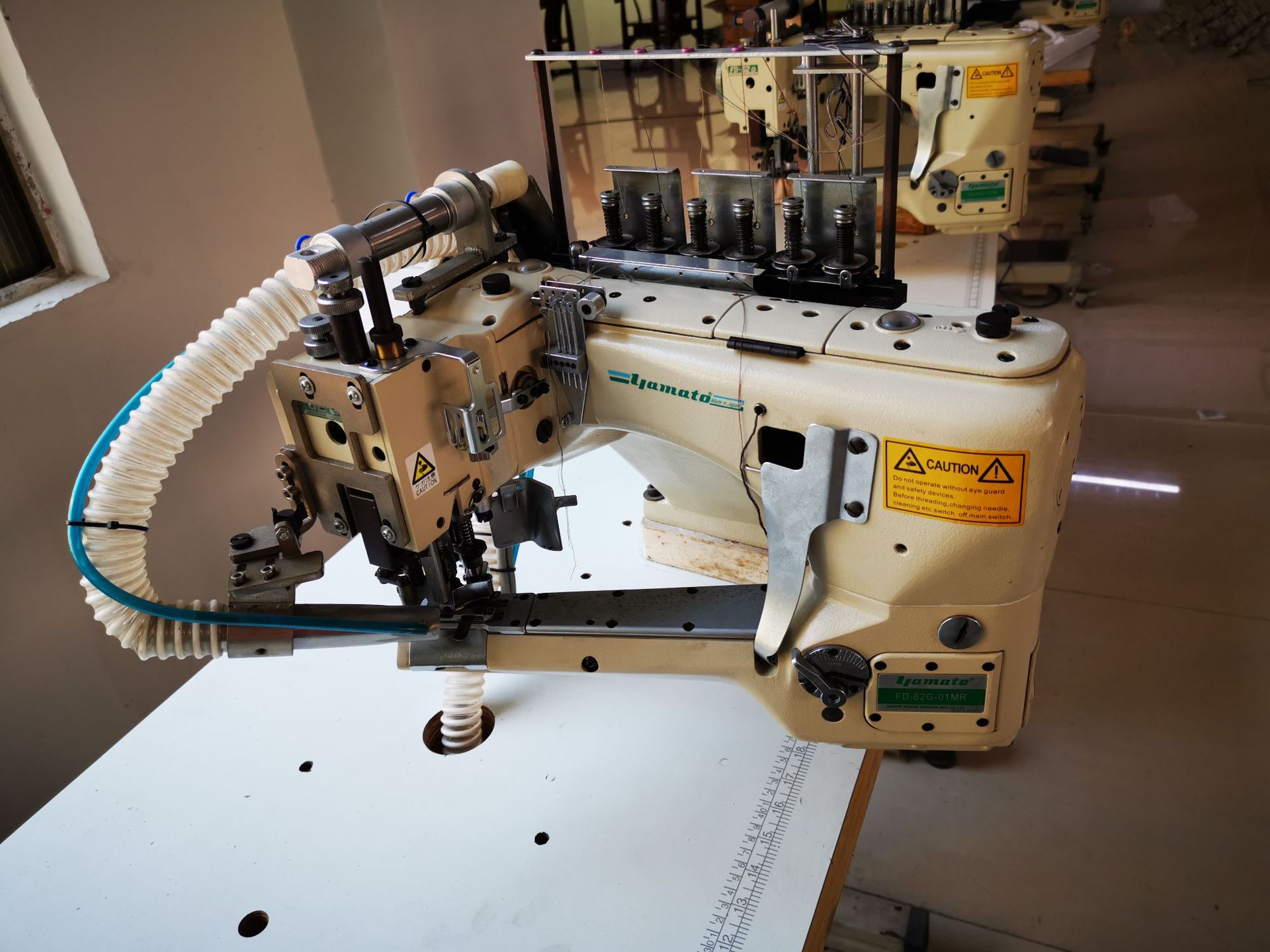 Venta al por mayor original japonés Daiwa computadora automática de accionamiento directo de cuatro agujas de seis hilos de corte simple-doble máquina de coser industrial máquina de coser