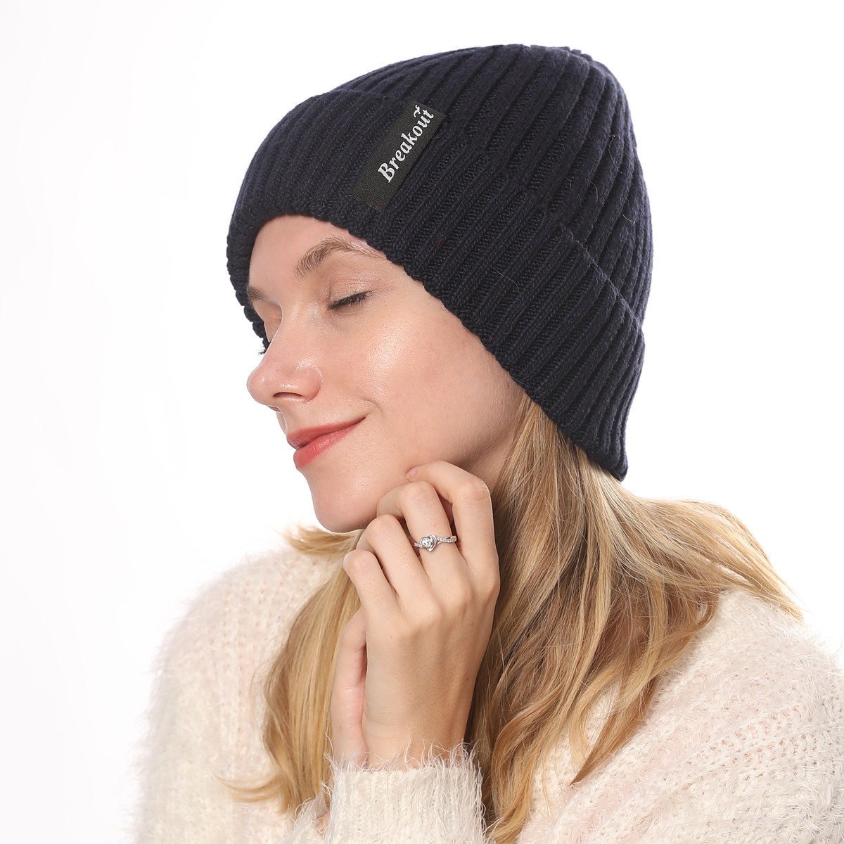 Cappello da uomo in lana calda lavorato a maglia con lettera adesiva con bordo arricciato a righe dritte in velluto autunno e inverno da donna_voghion.com