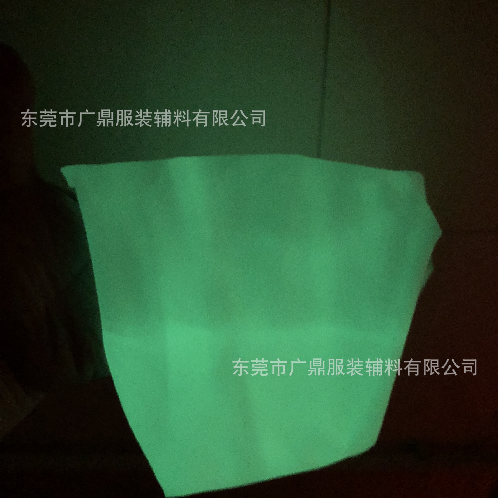 夜光布 广鼎现货高亮彩色夜光自发光布玩具公仔用边伦荧光夜光布-阿里巴巴