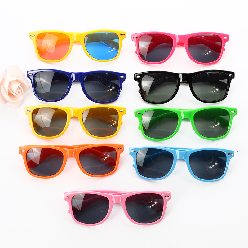 Классические солнцезащитные очки на солнечной энергии подходит для мужчин и женщин, ювелирное украшение, подарок на день рождения, сделано на заказ, оптовые продажи