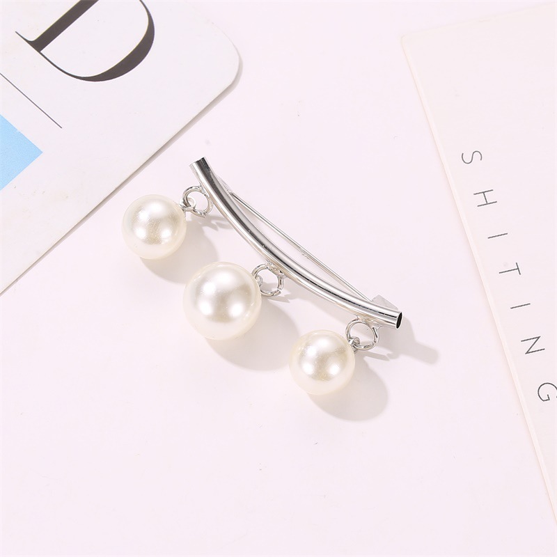 New Fashion Simple Collar Pin Curved Pearl Brooch Wholesale display picture 3