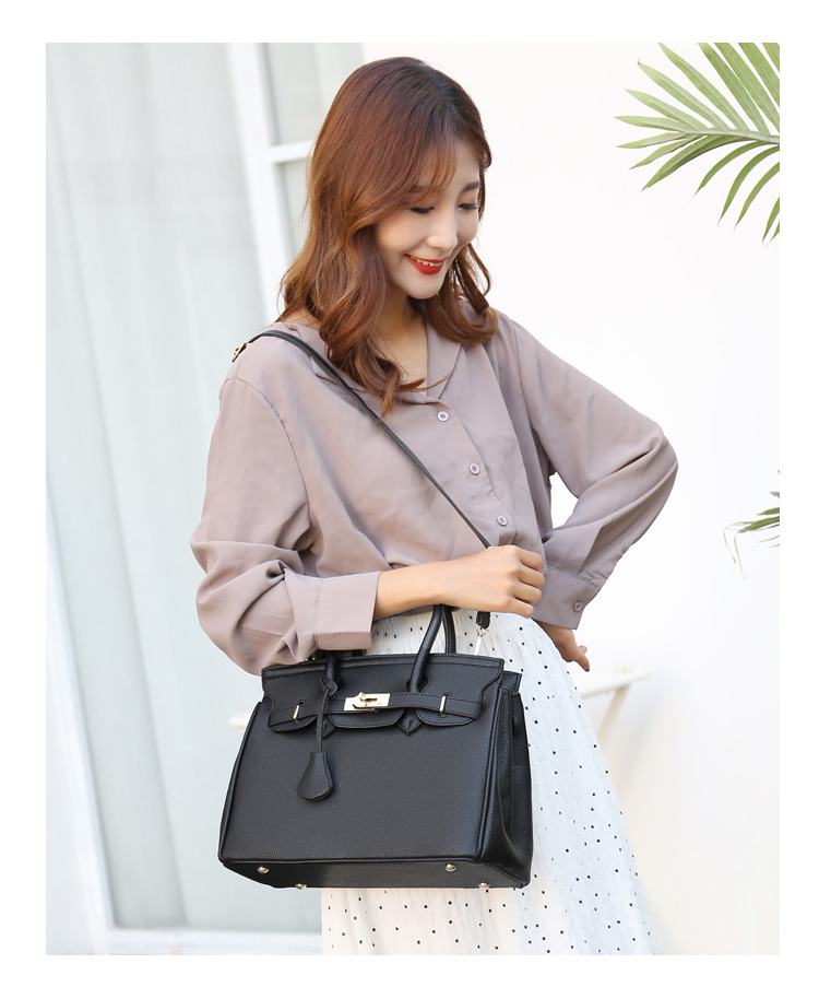 Women's Medium All Seasons Pu Leather Solid Color Fashion Ornament Square Zipper Handbag display picture 7