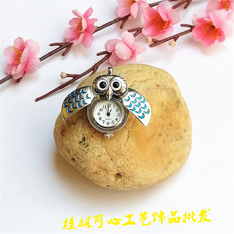 흰색 바탕에 하늘색