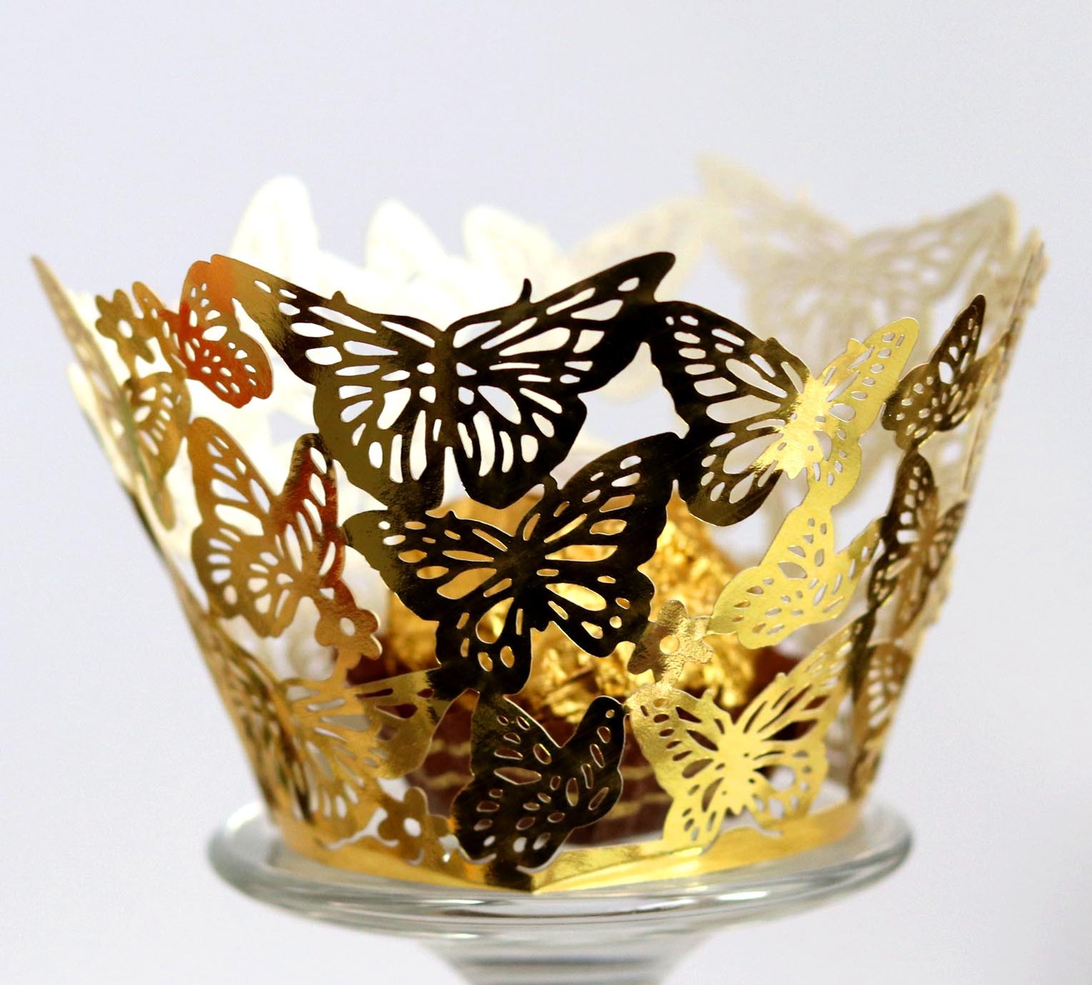 Amazon láser hueco mariposa taza de papel reflectante de oro pastel borde taza pastel hornear encaje en stock