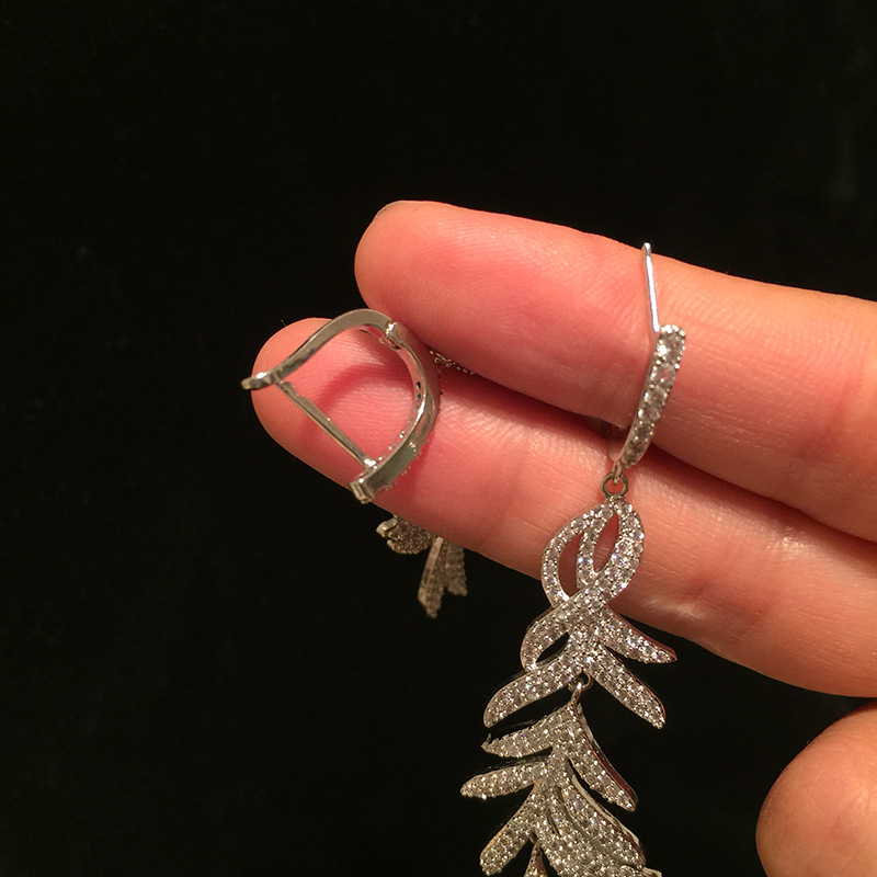 Sterling Argent Aiguille De Luxe Plume Boucles D'oreilles Super Brillant Micro Incrusté Zircon Long Gland Feuilles Boucles D'oreilles Élégant Et Personnalisé display picture 2