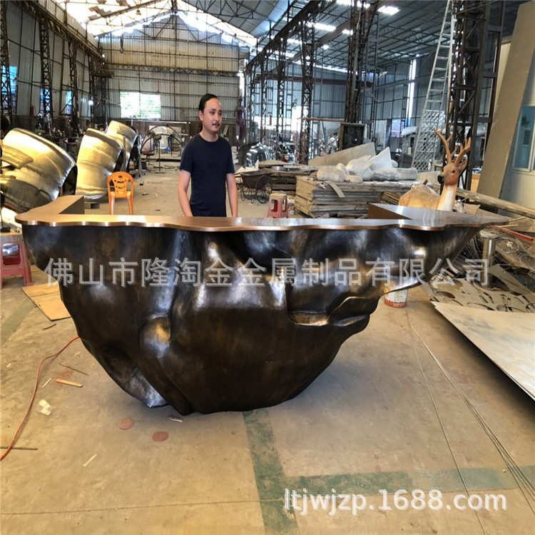 酒吧吧台雕塑 金属锻铜吧台雕塑小品价格 异型接待台雕塑生产厂家