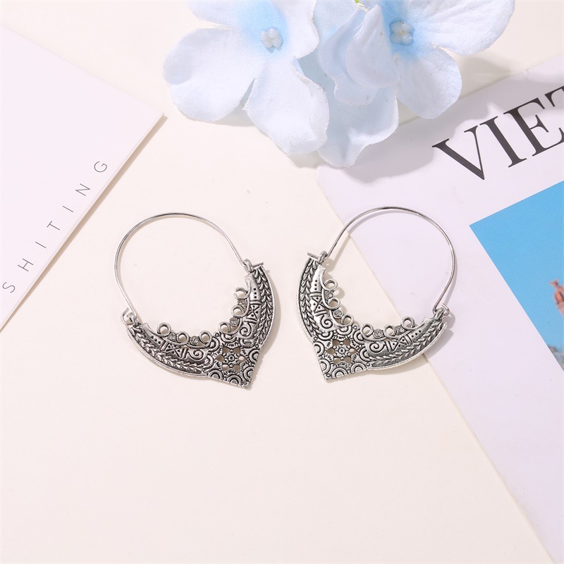 Style Ethnique Mode Boucles D'oreilles Antique Sculpté Creusé Coeur Forme Boucles D'oreilles Femmes Cour De Style Rétro Motif Boucles D'oreilles En Gros display picture 4