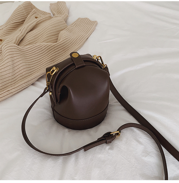 Simple Texture One-shoulder Fashion Sloping Bucket Bag display picture 7