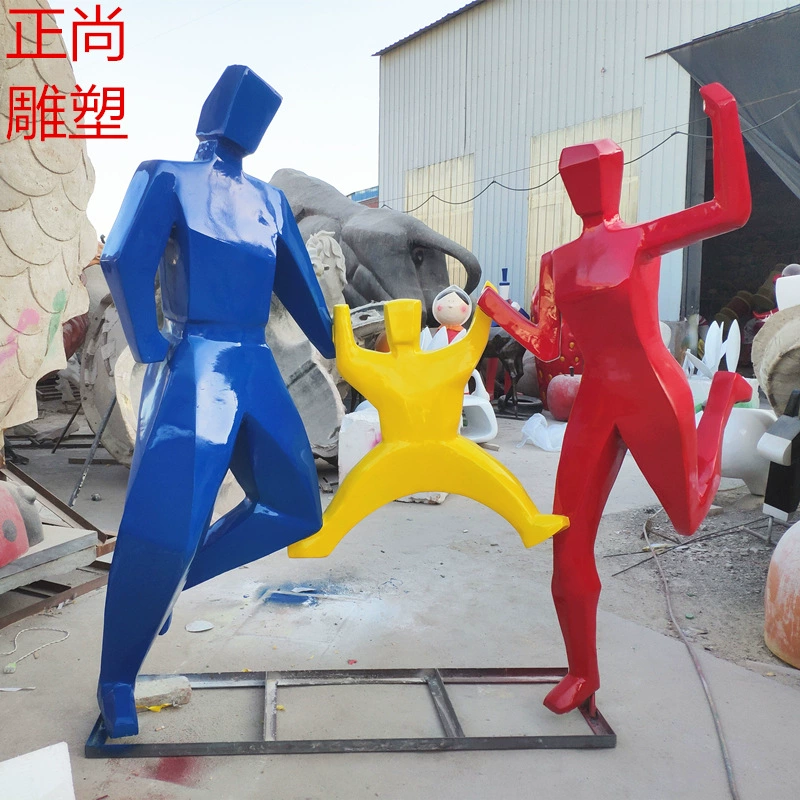 Семейная скульптура из трёх фигур родителей и ребёнка, большая скульптура для торгового центра, прогулочной улицы, детской площадки, уличного декора