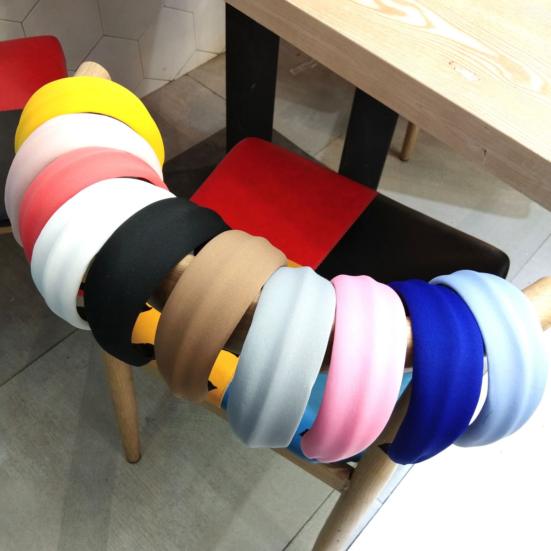 Korean Fashion Wide-brimmed Milk Silk Flat Headband High-end Sponge Candy Color Hairpin New Fashion Headband Wholesale Nihaojewelry display picture 1