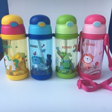 Sáng tạo sippy cup phim hoạt hình sling trẻ em chai nước cầm tay trẻ em mùa hè cốc nhựa dễ thương bán buôn Cốc rơm
