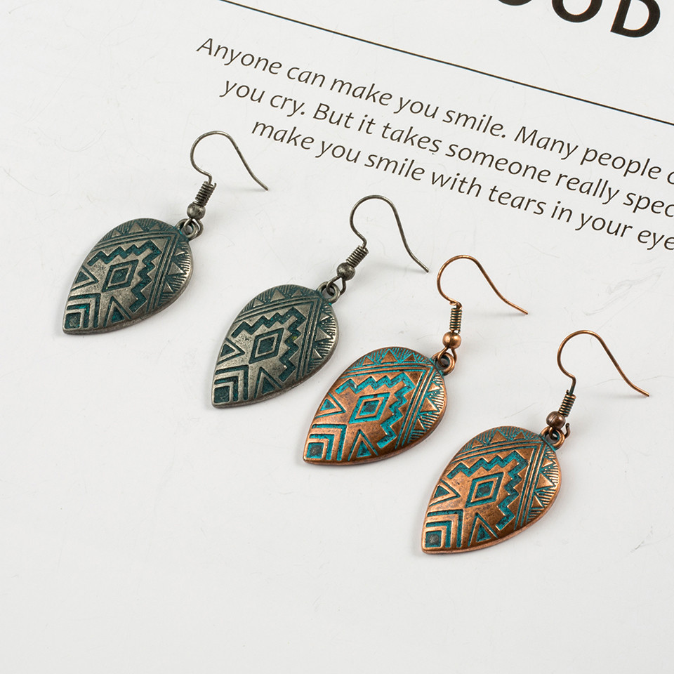 Vintage Heart Drop Carved Pattern Alloy Earrings Wholesale Nihaojewelry display picture 2