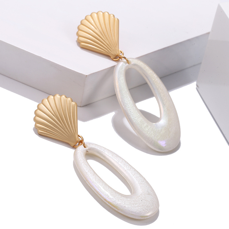 New Creative Metal Scallop Earrings Oval Hollow Resin Earrings Fashion Small Earrings display picture 5