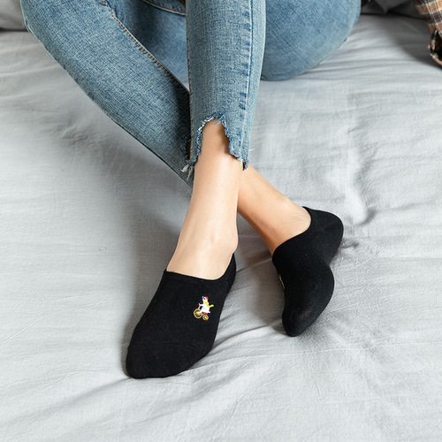 New Japanese embroidered cartoon invisible socks for women, retro style spring and summer silicone non-slip cotton embroidered boat socks