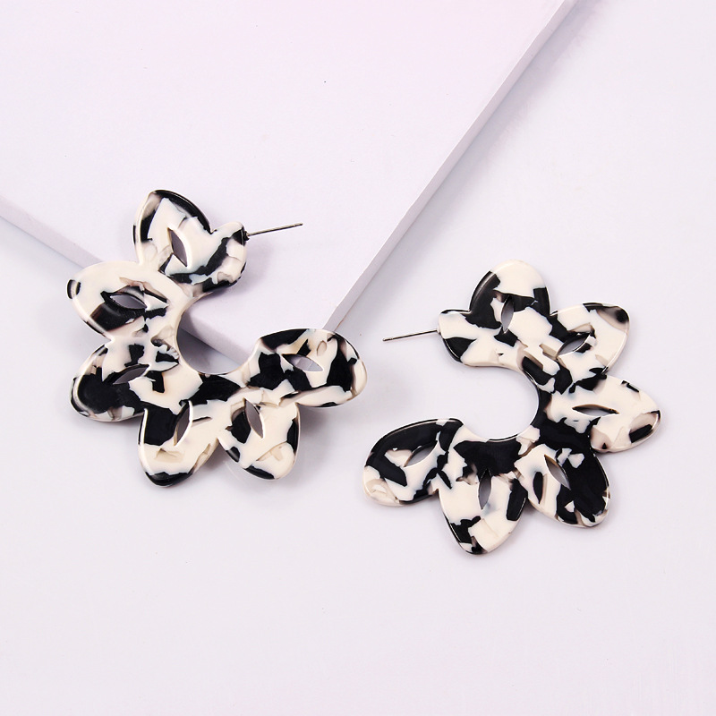 Retro Leopard Print Hollow Flower Acrylic Earrings display picture 8