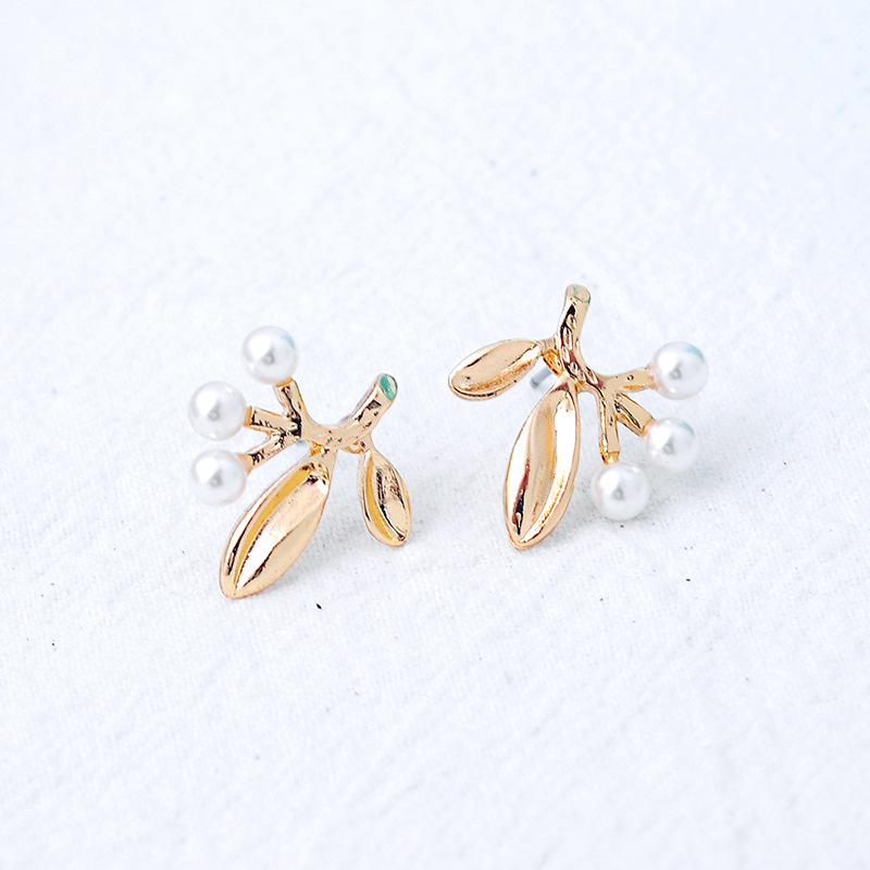 Fashion New Tide Leaf Pearl Earrings display picture 8
