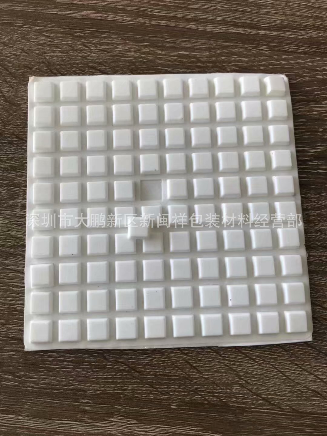 厂家直销12*12*3乳白色四方梯形硅胶垫60度单面背胶异形硅胶垫片