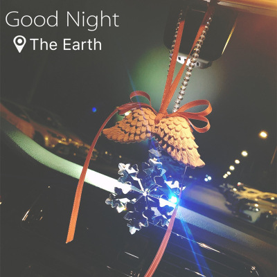 Car Creative Temperament Crystal Snowflake Hanging Gift Pendant for Vehicle-mounted Interior Decoration Wings Aromatherapy Rearview Mirror Hanging