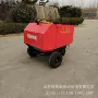 操作玉米秸秆打捆机