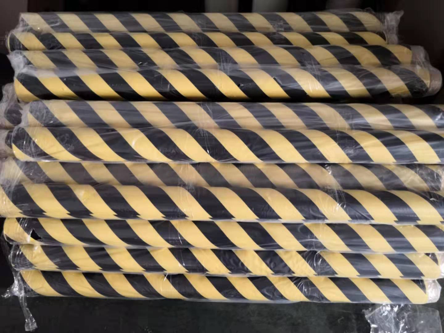 PVC警示胶带 黑黄线胶带 地板安全标识划线黄黑  水球胶带