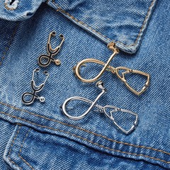 2019時尚新款簡約聽診器胸針創意個性精美合金胸飾廠家直銷批發