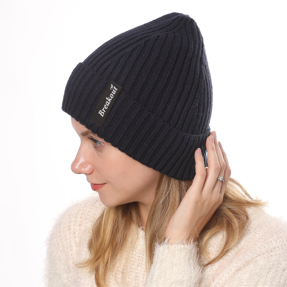 Cappello da uomo in lana calda lavorato a maglia con lettera adesiva con bordo arricciato a righe dritte in velluto autunno e inverno da donna_voghion.com