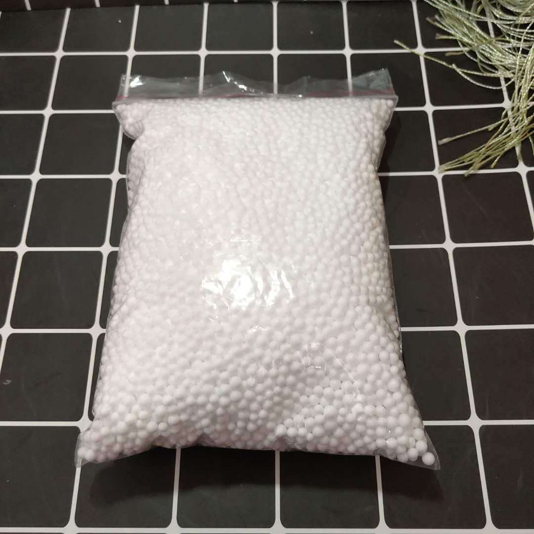 白色泡沫球
