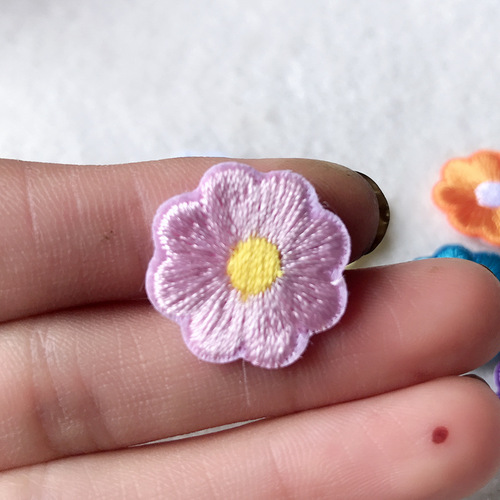 Self-adhesive embroidered cloth patch for mobile phone case, eight-color small chrysanthemum embroidered seal, new computer embroidered patch patch