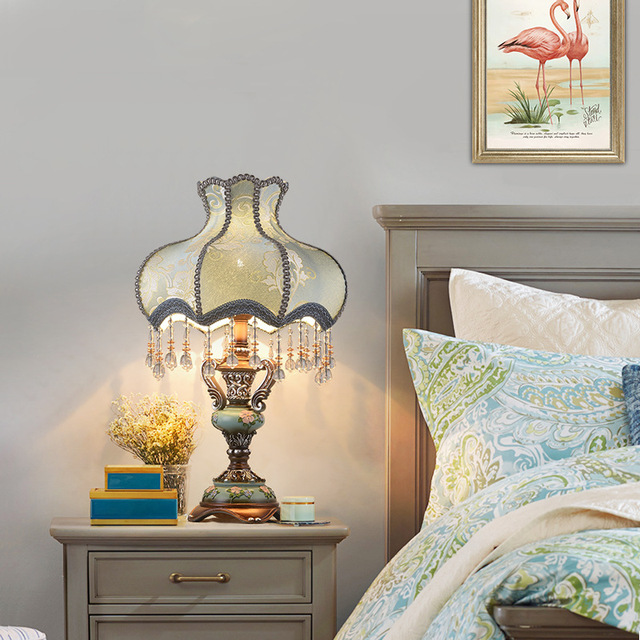 Bán buôn sang trọng đèn bàn châu Âu hiện đại tối giản sáng tạo thời trang phòng ngủ mờ lãng mạn ấm áp ánh sáng ấm áp đầu giường Đèn bàn trang trí