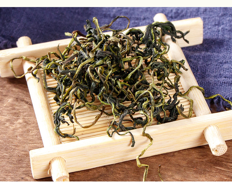 Dandelion Leaf Tea (Taraxacum mongolicum) — Changbai Mountain Dried Herbal Tea, 100g Jar in use