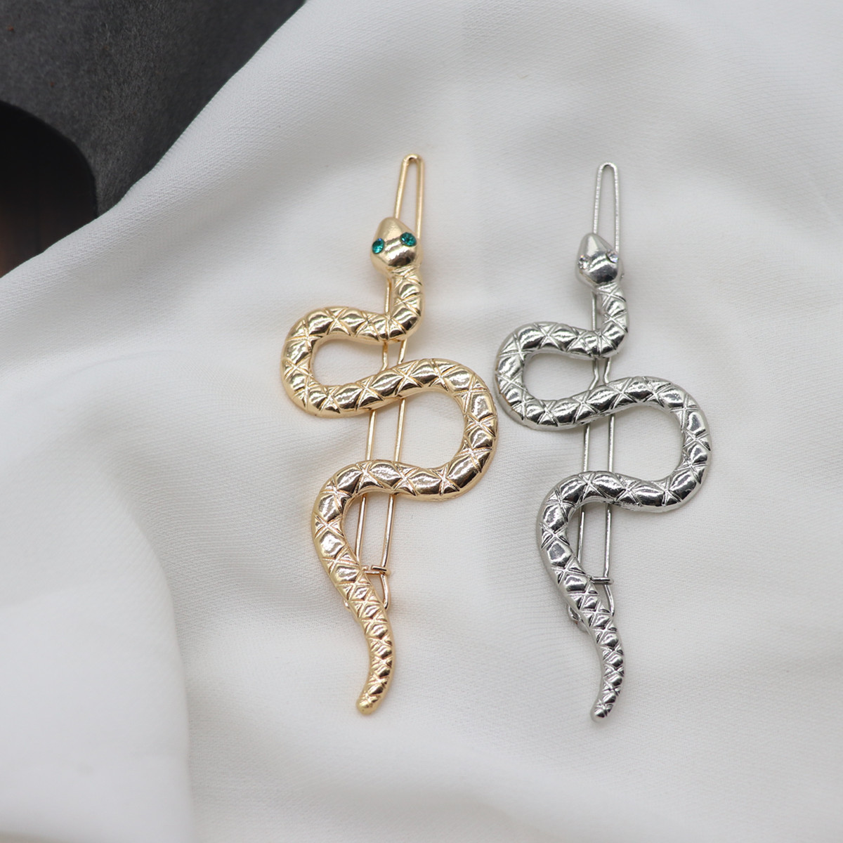 Minimalistisk hårklämma med ormmotiv för flickor_voghion.com