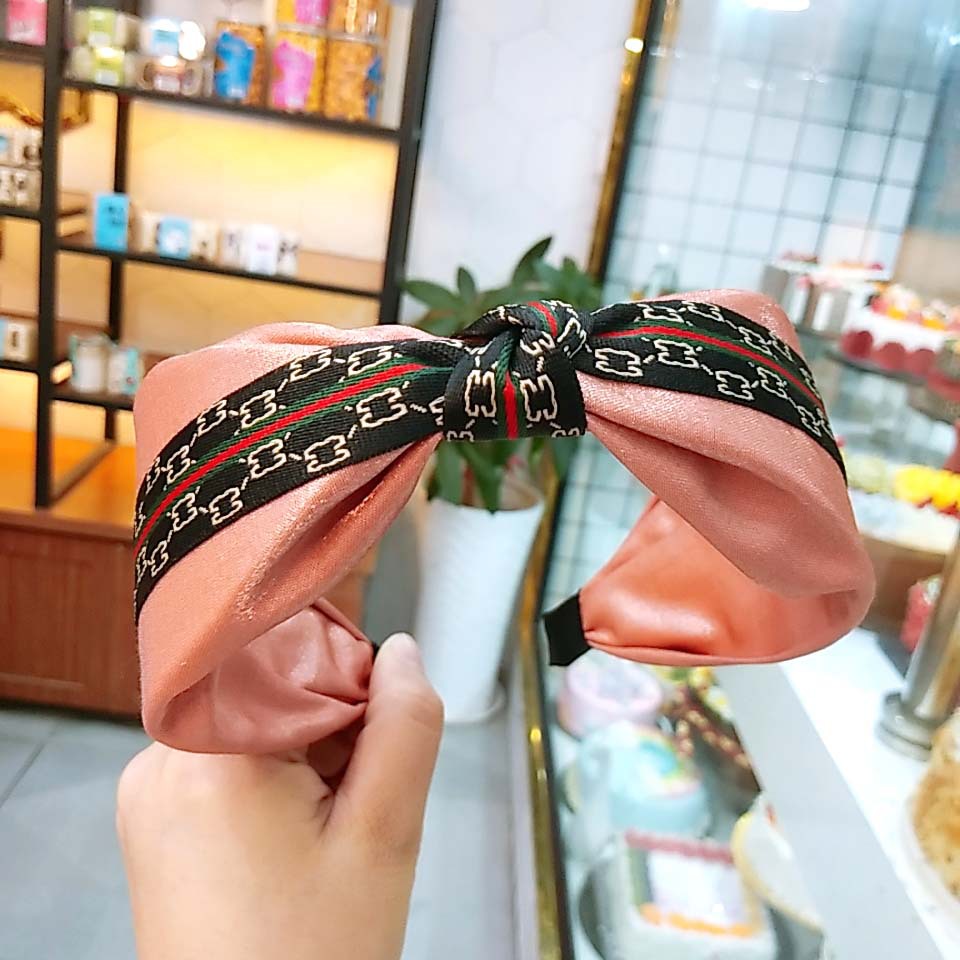 Korean Fashion Wide-brimmed Gold Wire Forged Knotted Headband Solid Color Fabric Twisted Hairpin High-end Boutique Adult Hair Accessories Ladies Wholesale Nihaojewelry display picture 8