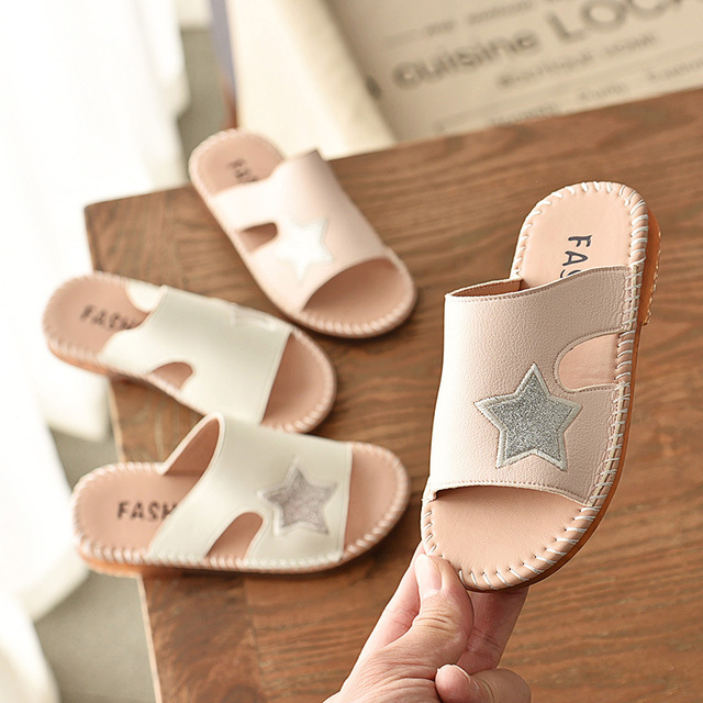 Giày mùa hè 2019 cho bé gái mới dép ngôi sao năm cánh và dép trẻ em đế mềm chống trượt cho bé Kéo cát trẻ em