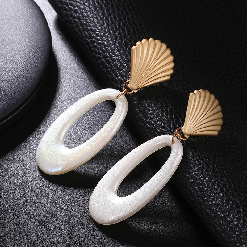 New Creative Metal Scallop Earrings Oval Hollow Resin Earrings Fashion Small Earrings display picture 4