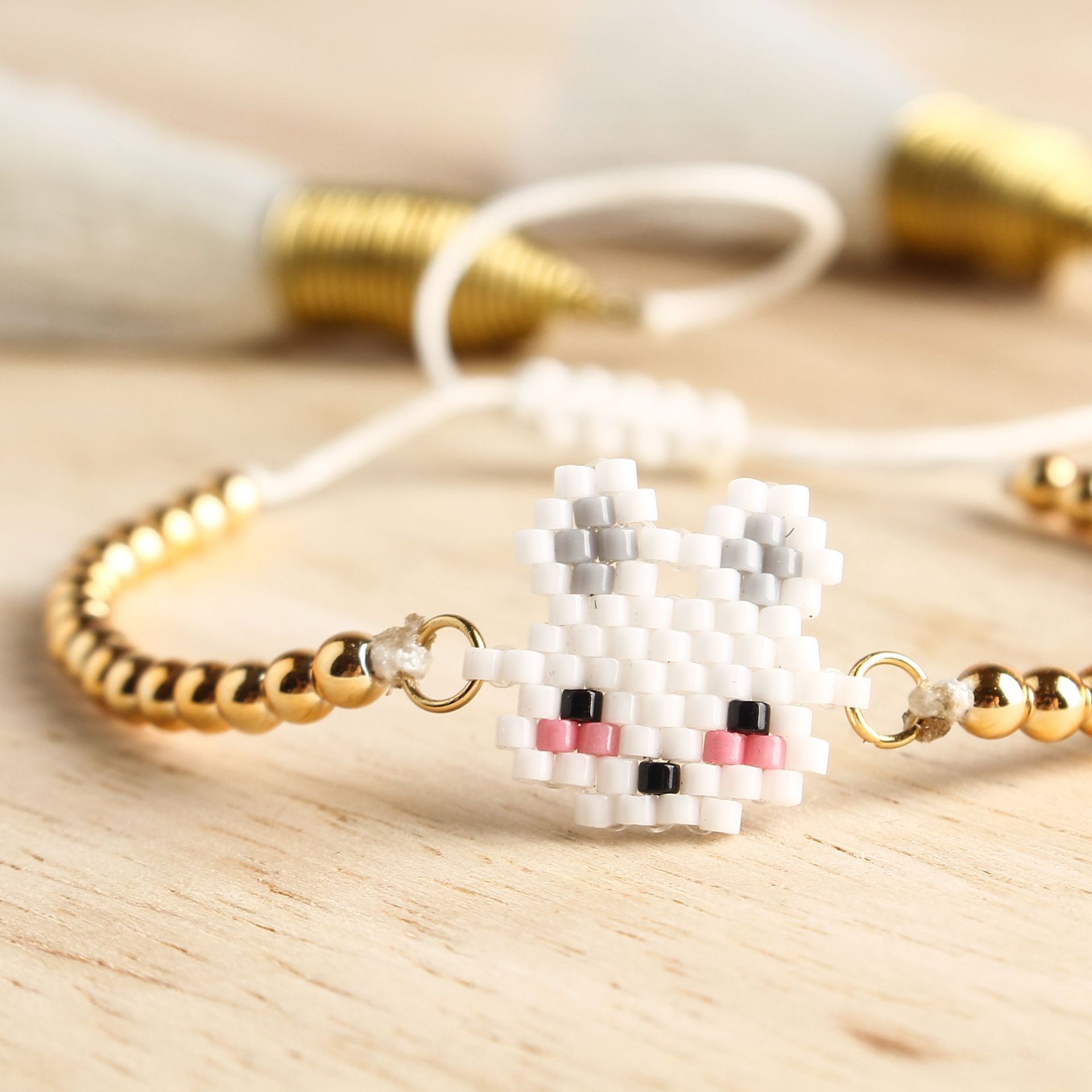 Miyuki Women&#39;s White Rabbit Bracelet display picture 10