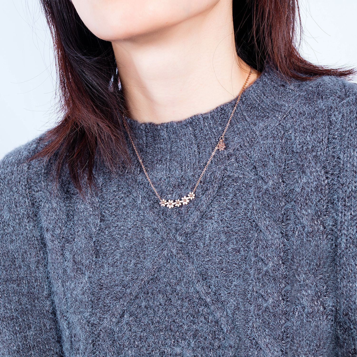 日韩时尚热卖款 六朵小雏菊不锈钢锁骨链 镀玫瑰金色钛钢女士项链