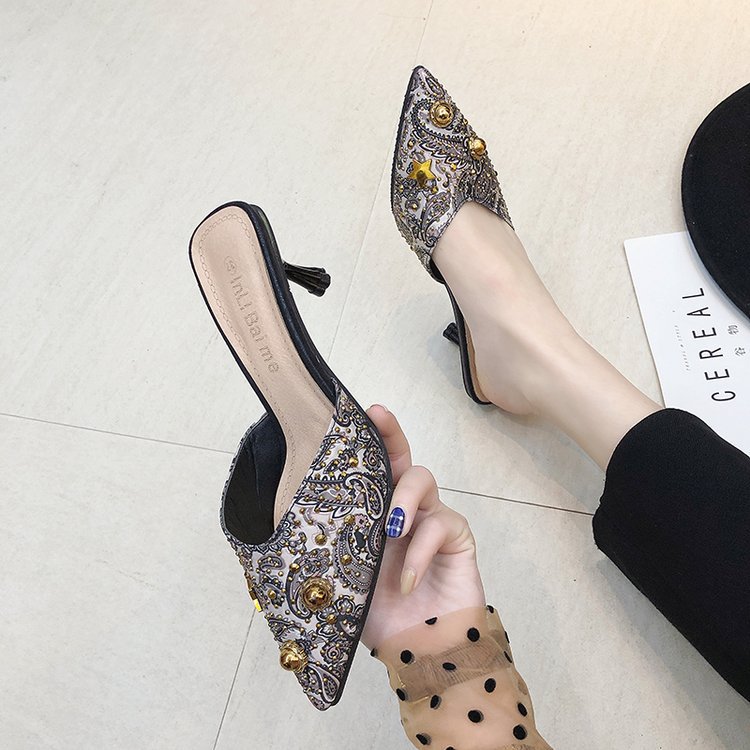 2024 Frühjahr/Sommer, sexy, schmale Absätze, mittlerer Absatz, spitzer Kopf, große Halbanhänger, Pailletten-Sandalen für Damen_voghion.com