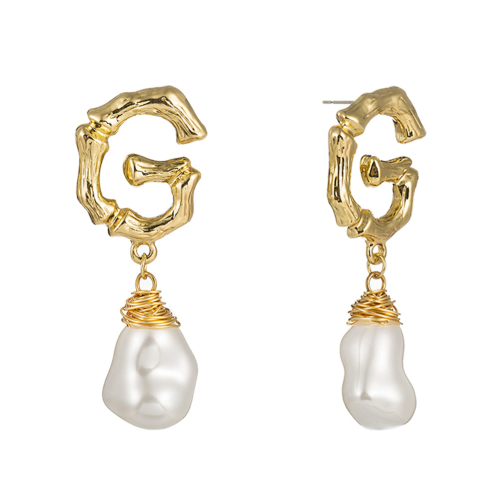 European And American Simple Baroque Pearl Letter Earrings Wholesale display picture 2